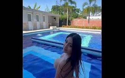 Mostrando A Bunda No Encontro Da Piscina